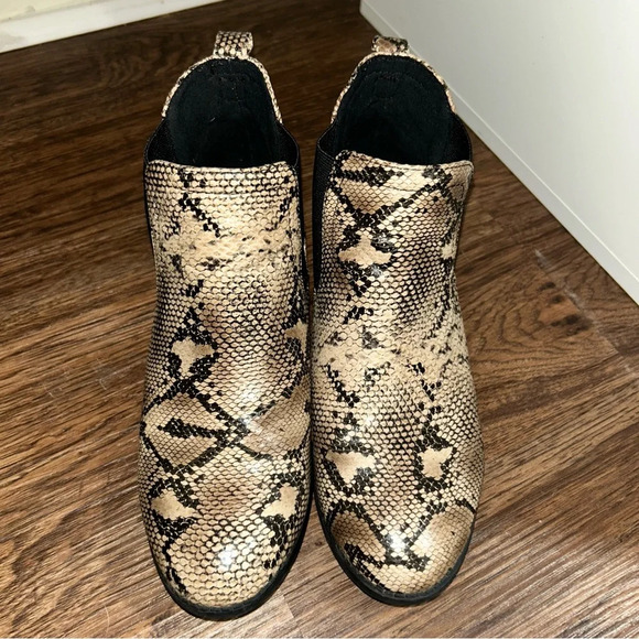 Snakeskin Chelsea slip on bootie size 7 M - Picture 2 of 11